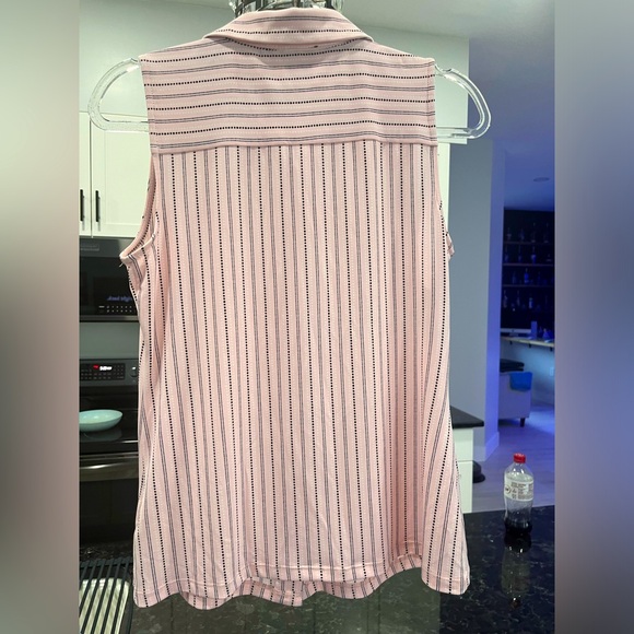 Sleeveless collard Top - Picture 3 of 3